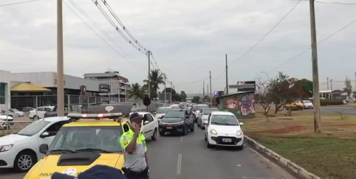 Motoristas do Uber fazem carreata no DF para protestar contra projeto que regulamenta serviço